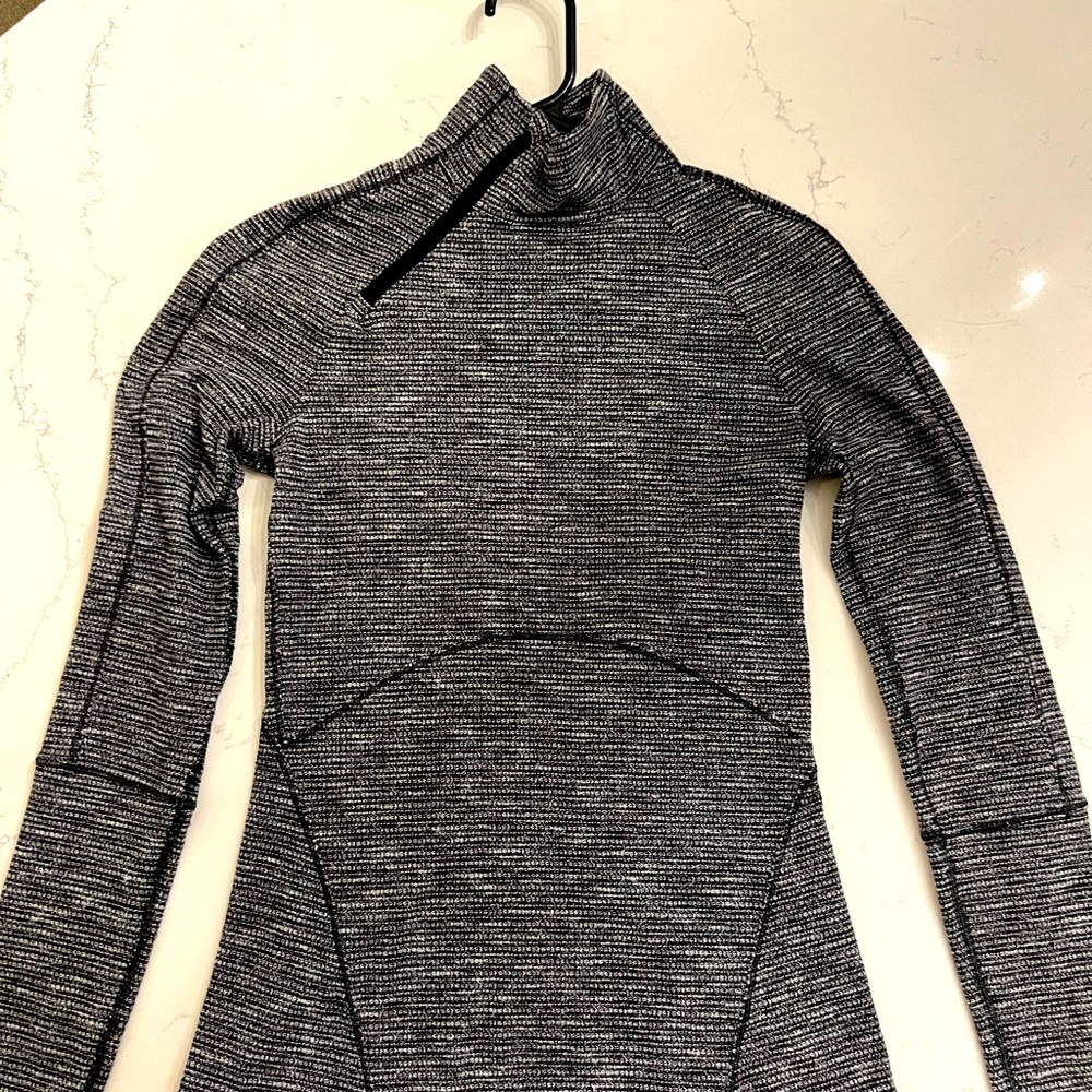 Lululemon sz4 L/S Mockneck pullover